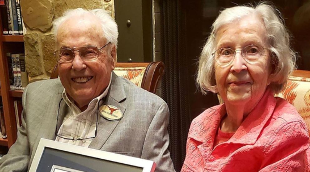 Familie versammelt sich um den Tisch zum Essen