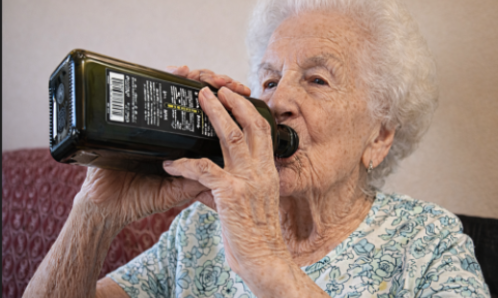 Glas frisches Wasser mit Zitrone